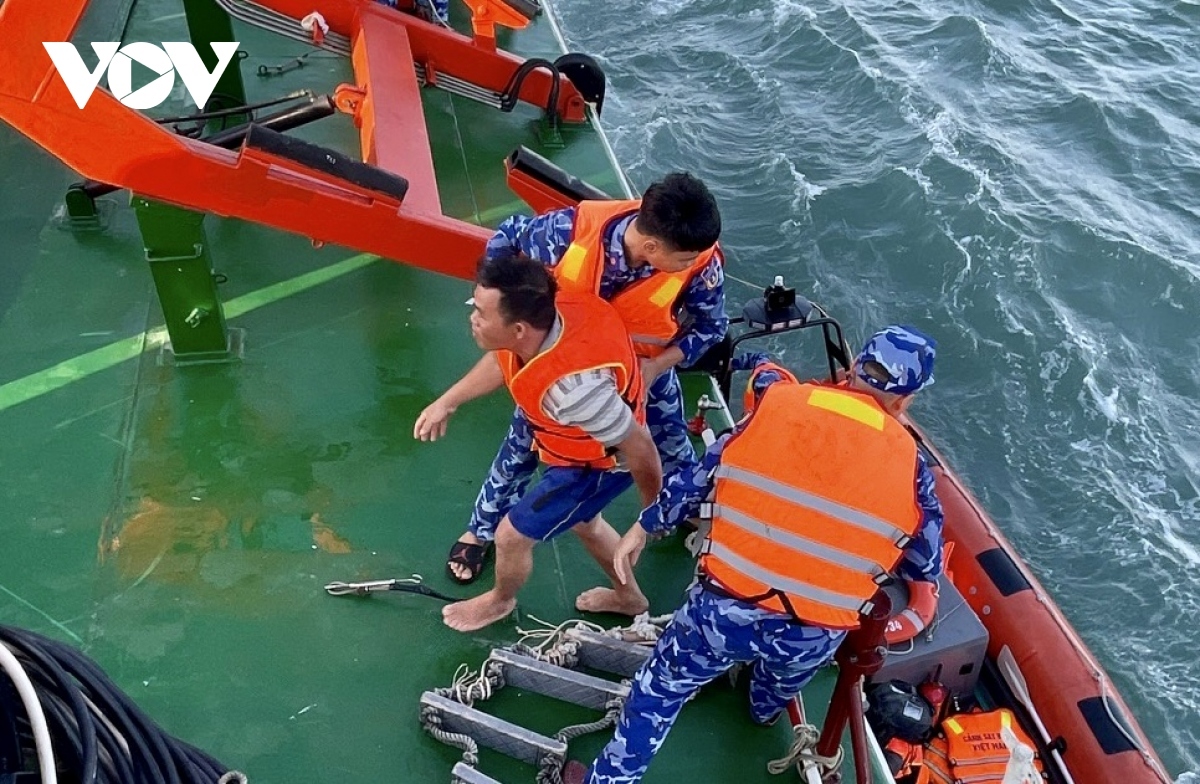 14 rescued fishermen on sunken boat brought ashore safely